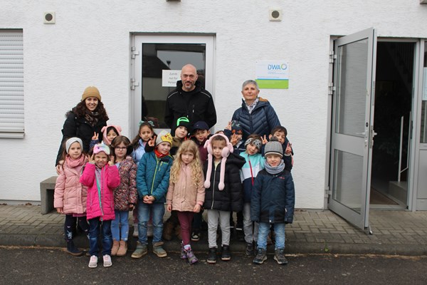 Eine Kindergruppe mit Betreuerinnen aus dem Kinderhaus Wiesenborn zu Besuch in der Kläranlage.