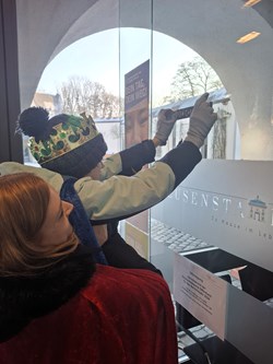 Anbringen des Segens.