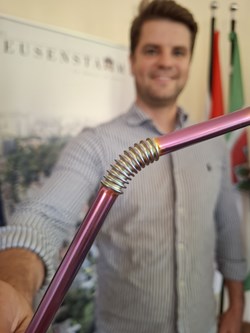 Philip Knott mit einem pinken Knyg.