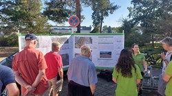 Plakatwände mit Infos.