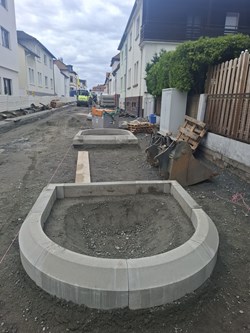Im ersten Bauabschnitt ist bereits die Wiederherstellung der Straßenoberfläche gestartet.