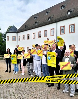 Mitglieder des Magistrats und Mitarbeitende des Rathauses setzen ein Zeichen..