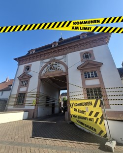 Heusenstammer Torbau im Kampagnendesign "Kommunen am Limit"