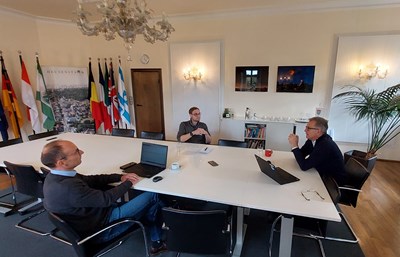 Offenbach-Post-Redakteur Joshua Bär im Interview mit Bürgermeister Steffen Ball und Tiefbauleiter Thomas Möller.