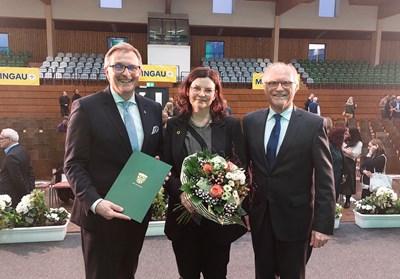 Bürgermeister Steffen Ball (l.) und Stadtverordnetenvorsteher Peter Jakoby (r.) gratulieren Preisträgerin Julia Weitzel.