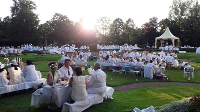 Schlemmen und Feiern im Park.