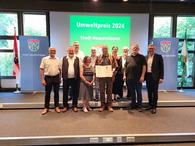 Stadtverordnetenvorsteher Peter Jakoby (l.) und Bürgermeister Steffen Ball (r.) gratulieren den Preisträgerinnen und -trägern des Repair-Cafés Heusenstamm zum städtischen Umweltpreis 2024.