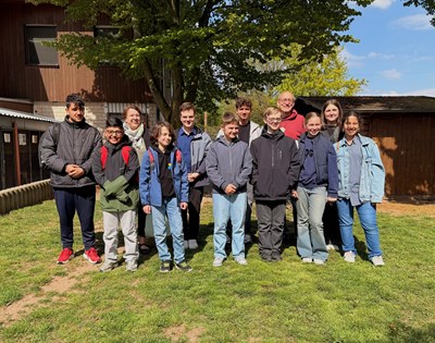 Die Mitglieder des Heusenstamm Kinder- und Jugendparlaments mit ihren Betreuern Kevin Schmidt (Reihe hinten, 3.v.r.) und Ralli Kaita-Odag (Reihen hinten, r.) zu Besuch im Tierheim Offenbach.