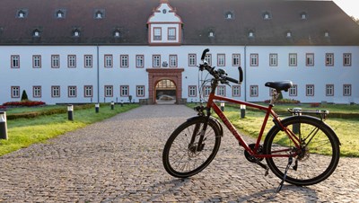Fahrrad vor dem Schloss-Rathaus.
