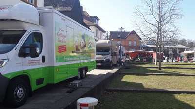 Wochenmarkt auf dem Bahnhofsplatz.
