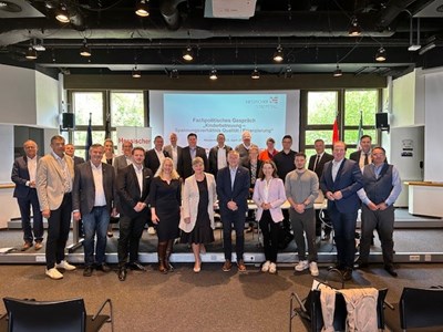 Die Vertreterinnen und Vertreter der teilnehmenden Kommunen am fachpolitischen Gespräch in Heusenstamm (Foto: Hessischer Städtetag)