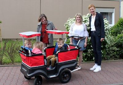 Übergabe des Kinderbusses