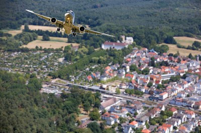 Fotomontage: Flugzeug über dem Stadtgebiet