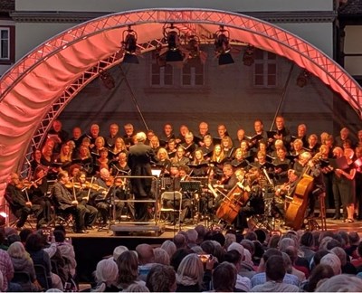 Operngala im Schlossinnenhof (Foto: Opera Classica Europa).