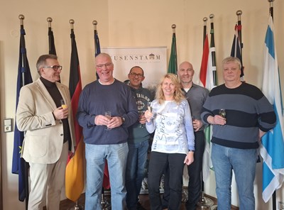 Martin Bunke (2.v.l.) wurde von Bürgermeister Steffen Ball (l.) herzlich in die Rente verabschiedet. Zur Feier waren Bauhofleiter Michael Brand (Mitte), Personalratsvorsitzende Heike Gutjahr, Fachbereichsleiter Allgemeine Verwaltung & Bürgerservice Markus Tremmel, sein langjähriger Schreinerteam-Kollege Jens Deckart (r.) sowie vielen Kolleginnen und Kollegen gekommen.