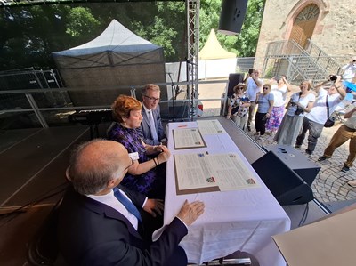 Unterzeichnung der Verschwisterungsurkunden.