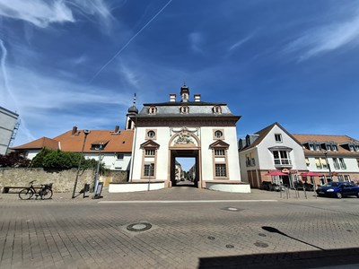 Das bestehende Fahrbahnpflaster am Torbau.