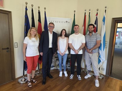 Anfang August haben fünf junge Frauen und Männer ihr Praxismodell (Ausbildung) in städtischen Kindereinrichtungen gestartet. Bürgermeister Steffen Ball (2.v.l.), stellvertretender Fachdienstleiter Personalservice und -entwicklung Christian Zilch (r.) sowie Personalratsvorsitzende Heike Gutjahr (l.) begrüßten die neuen Azubis Jana Piljug (Mitte) und Ulvi Hooge (2.v.r.) herzlich. Nicht auf dem Bild: Denise Beisiegel, Alessia Scibetta und Jonas Kremin.