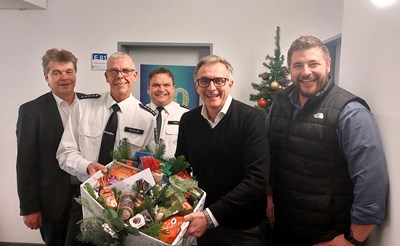 Bürgermeister Steffen Ball (2.v.r.), Erster Stadtrat Uwe Michael Hajdu (l.) und Fachdienstleiter Sicherheit und Ordnung Christian Rücker (r.) besuchen die Heusenstammer Polizeistation. Dienststellenleiter Marc Heinl und sein Stellvertreter Thomas Schuler nehmen den Geschenkkorb entgegen.