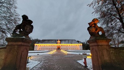 Schloss-Rathaus im Winter.