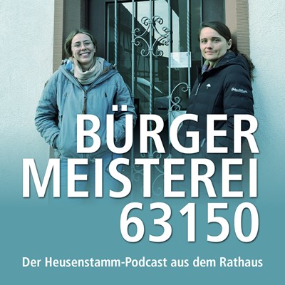 Podcast-Cover (Miriam Mauthe und Jasmin Heine vor dem Beratungsbüro in der Schlossstraße).