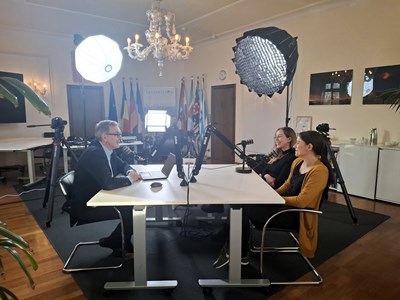 Gemeindepflegerin Miriam Mauthe (hinten rechts) und Jasmin Heine, Fachdienstleiterin Integration, Familie & Senioren im Rathaus (vorne rechts), im Podcast-Gespräch mit Bürgermeister Steffen Ball.