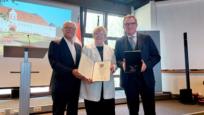 Stadtverordnetenvorsteher Peter Jakoby (l.) und Bürgermeister Steffen Ball (r.) überreichen Barbara Horn die Ehrenplakette und die Urkunde. (Foto: R. Dinkelborg/Magistrat)