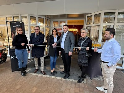 Herzlich willkommen in der Alten Linde und viel Erfolg! Bürgermeister Steffen Ball (2.v.l.) freut sich mit Begüm und Nedim Dogmaz (Mitte) und Hauseigentümerin Gabi Büttner (2.v.r.) über die Neueröffnung.