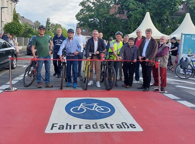 Die erste Heusenstammer Fahrradstraße ist „freigegeben“. Erste Reihe v.l.: Ehrenamtlicher Radverkehrsbeauftragter Roland Heidl, Fachdienstleiter Tiefbau Thomas Möller, Bürgermeister Steffen Ball, Professor Jürgen Follmann (Hochschule Darmstadt), Tobias Kälker (Hessen Mobil), Erster Stadtrat Uwe Michael Hajdu. Weiter auf dem Bild: Mitglieder aus Magistrat und Stadtverordnetenversammlung.