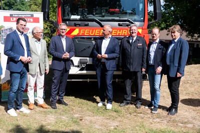 Das neue Löschfahrzeug wird geweiht und Ismail Tipi gewidmet.