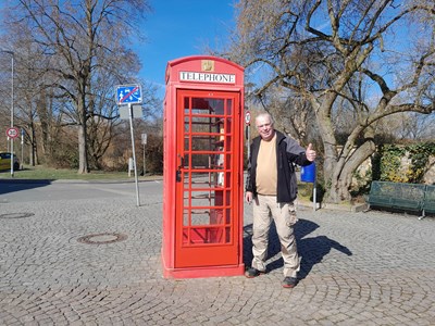 Die rote Telefonzelle sieht wieder aus wie neu.