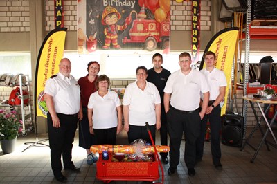 v. l .n. r.: Kreisjugendfeuerwehrwart Oliver Meyer, Vorsitzende des Fördervereins der Freiwilligen Feuerwehr Madeleine Ball, Kinderfeuerwehrwartin Petra Klein und ihre Stellvertreterin Christina Rebell, Wehführer Marco Schmidtke, Betreuer Nils Kozak und Luca Lissner.