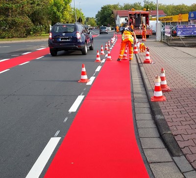 Die Industriestraße während der Markierungsarbeiten im Jahr 2023.
