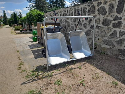 Eine der vier Schubkarren-Stationen auf dem Friedhofsgelände. 