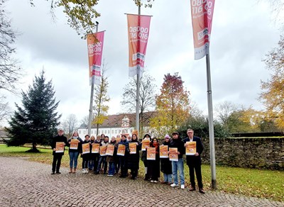 Mitarbeitende aus dem Rathaus unterstützen die Mitmachaktion des Hilfetelefons und die Botschaft „Wir brechen das Schweigen“.