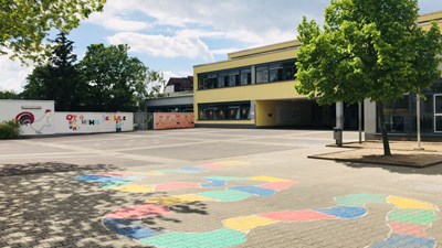 Schulhof der Otto-Hahn-Schule.