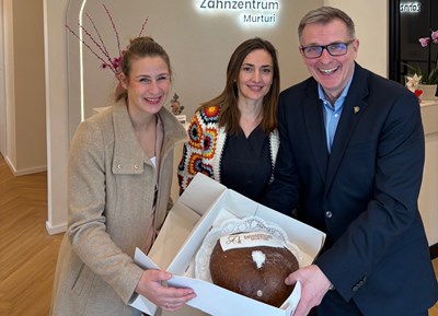 Neu eröffnete Zahnarztpraxis. V.l.: Wirtschaftsförderin Juliane Blümmel, Dr. Atdhedone Pllana-Murturi, Bürgermeister Steffen Ball