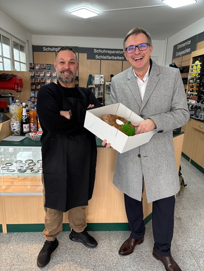 Wirtschaftsförderung vor Ort. V.l.: Salvatore Cacciato (l.) und Bürgermeister Steffen Ball (r.).