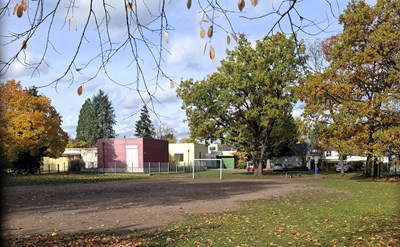 Katholische Kita Arche Noah mit Bolzplatz.