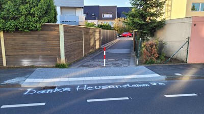 Beispielbild: So können sich Radfahrende sowie Fußgängerinnen gleich viel einfacher im Ort bewegen. Hier: Ein abgesenkter Bordstein in der Hohebergstraße gegenüber der Otto-Hahn-Schule.
