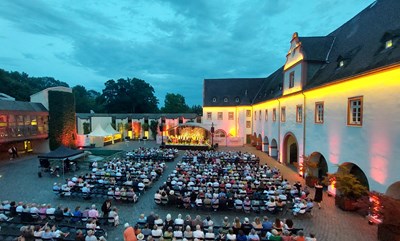 Operngala im Schlossinnenhof.