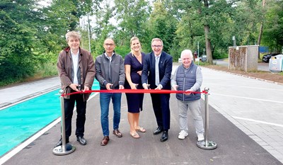 Der neue Kiss & Go-Parkplatz ist freigegeben. V.l.: Erster Stadtrat Uwe Michael Hajdu, Fachdienstleiter Tiefbau Thomas Möller, Schulleiterin Rebecca Pöhlmann, Bürgermeister Steffen Ball, Ehrenamtlicher Stadtrat Helmut Krause.
