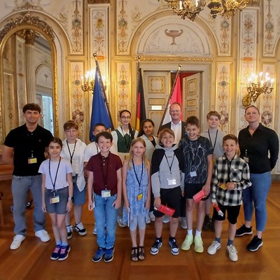 Begleitet von Kevin Schmidt (l.) und Marina Fakkar (r.) vom städtischen Fachdienst Integration, Familie und Senioren besuchten die Mitglieder des Heusenstammer Kinder- und Jugendparlaments Christoph Mikuschek (Mitte hinten) im Hessischen Landtag.