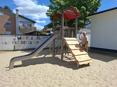Spielplatzprüfer Martin Bunke und Jens Deckart (nicht auf dem Foto) begutachten die reparierten Teile auf dem Spielplatz Schefflerstraße.