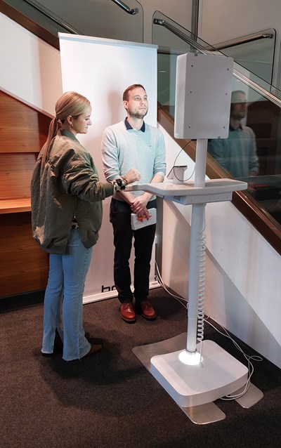 Selbstversuch mit dem Vorgängermodell des PointID-Gerätes der Bundesdruckerei (= Vielen Dank an Joshua Bär, Redakteur der Offenbach-Post, fürs Testen).