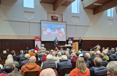 Zahlreiche Bürgerinnen und Bürger nutzten die Möglichkeit Fragen an die Vortragenden zu richten.