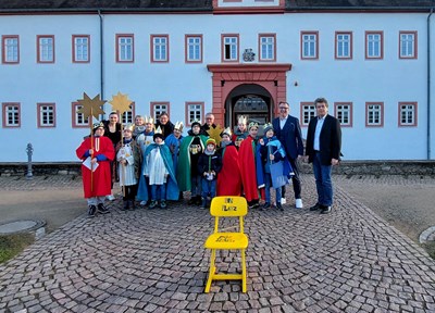 Die Heusenstammer Sternsinger besuchen das Rathaus (Mitte hinten: Pfarrer Martin Weber, Rechts: Bürgermeister Steffen Ball und Erster Stadtrat Uwe Michael Hajdu). 