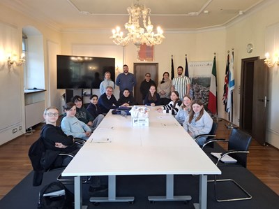 Bürgermeister Steffen Ball (hinten links sitzend), Ausbildungsleiter Christian Zilch (hinten rechts stehend) sowie Kolleginnen und Kollegen aus den begleitenden Fachdiensten und Außenstellen begrüßen die Schnupper-Girls und -Boys im Rathaus (nicht alle Teilnehmerinnen und Teilnehmer sind auf dem Foto).