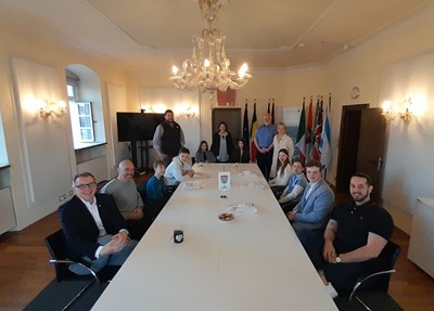 Bürgermeister Steffen Ball (l.), Ausbildungsleiter Christian Zilch (r.) sowie Kolleginnen und Kollegen aus den begleitenden Fachdiensten und Außenstellen begrüßen die Schnupper-Girls und -Boys im Rathaus.