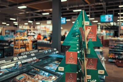 Ein aufgestellter Geschenkbaum in einem Ladengeschäft (Aktionsfoto 2023).